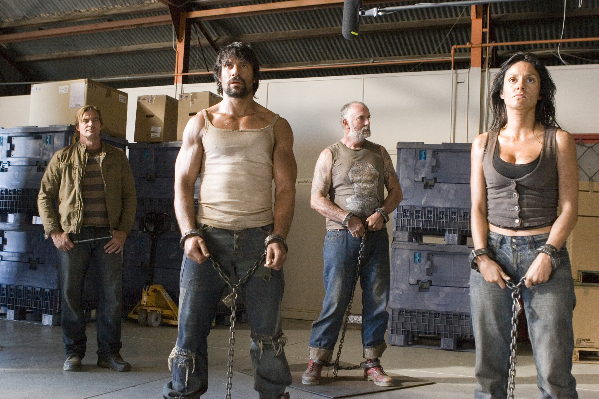 Still of Manu Bennett, Andy McPhee and Dasi Ruz in Pasmerktieji (2007)