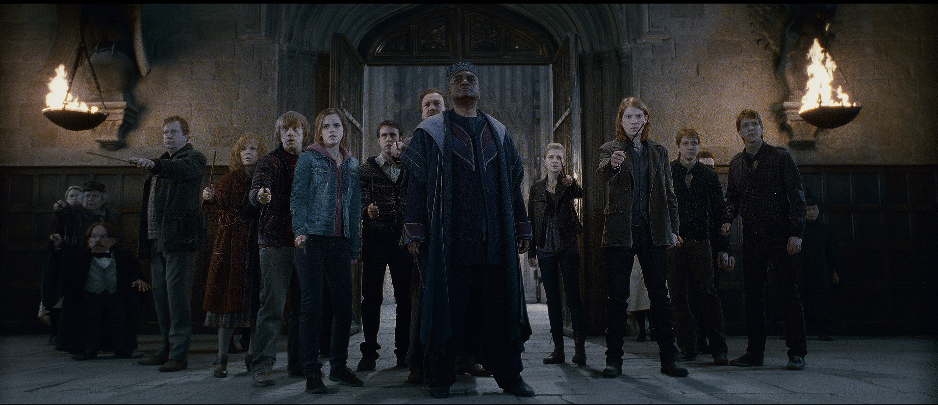 Still of David Thewlis, Warwick Davis, Rupert Grint, George Harris, Matthew Lewis, Miriam Margolyes, Julie Walters, Emma Watson, Mark Williams, James Phelps, Oliver Phelps, Clémence Poésy and Domhnall Gleeson in Haris Poteris ir mirties relikvijos. 2 dalis (2011)