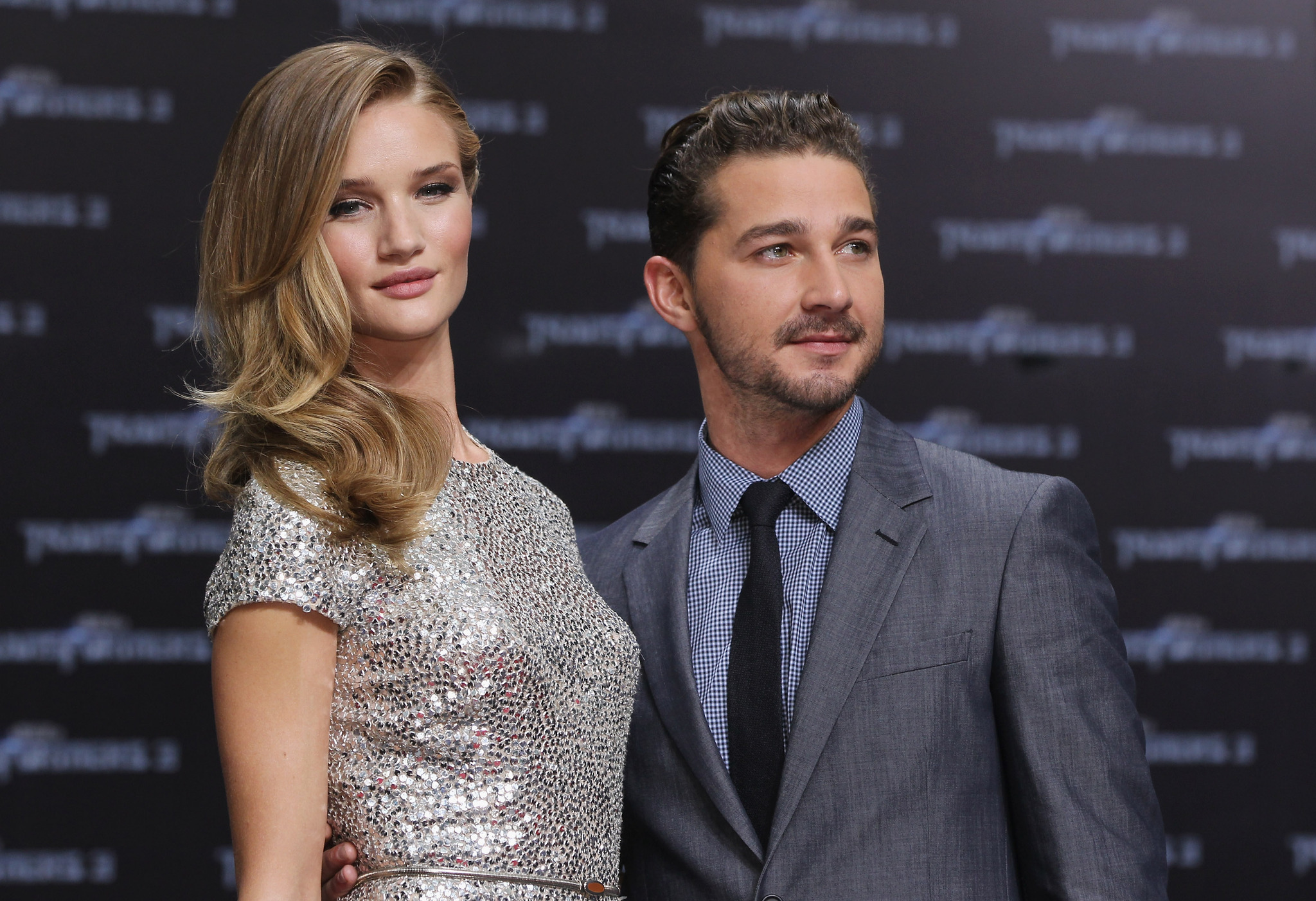 Shia LaBeouf and Rosie Huntington-Whiteley at event of Transformeriai: tamsioji Menulio puse 3D (2011)