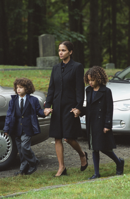 Still of Halle Berry, Alexis Llewellyn and Micah Berry in Things We Lost in the Fire (2007)