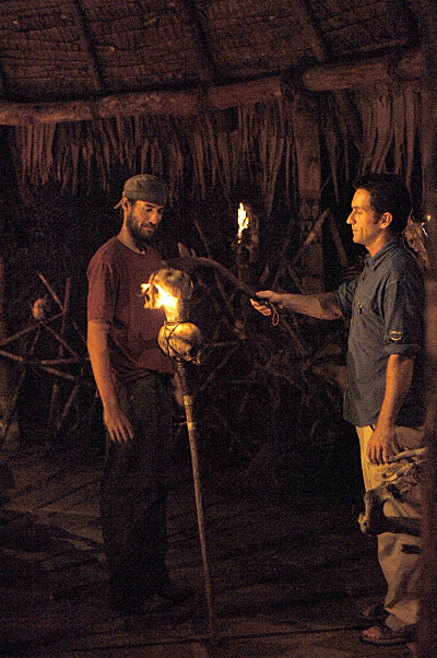 Still of Jeff Probst and Edgardo Rivera in Survivor (2000)