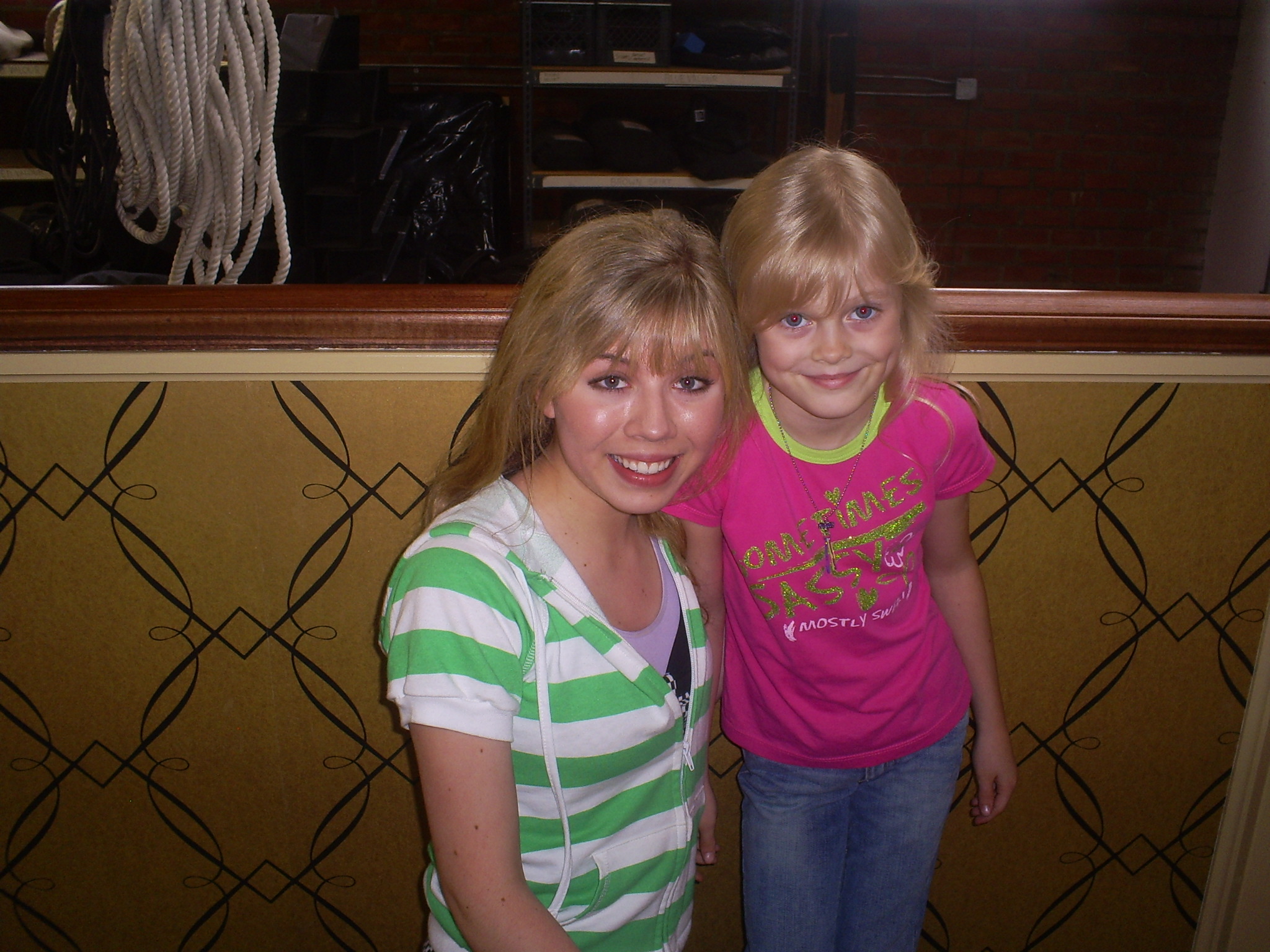 Harley as young Sam and Sam (Jennette McCurdy), on set of iCarly.