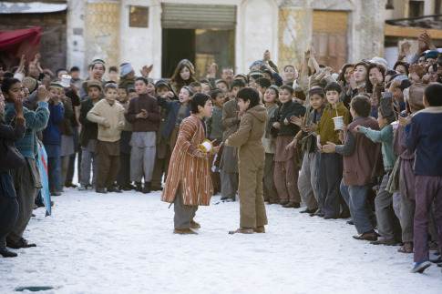 Still of Zekeria Ebrahimi and Ahmad Khan Mahmoodzada in Begantis paskui aitvara (2007)