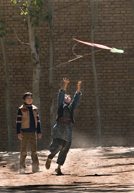 Still of Zekeria Ebrahimi and Ahmad Khan Mahmoodzada in Begantis paskui aitvara (2007)