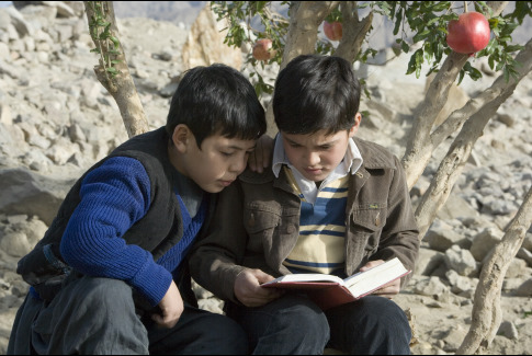 Still of Zekeria Ebrahimi and Ahmad Khan Mahmoodzada in Begantis paskui aitvara (2007)