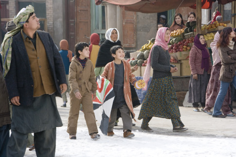 Still of Zekeria Ebrahimi and Ahmad Khan Mahmoodzada in Begantis paskui aitvara (2007)