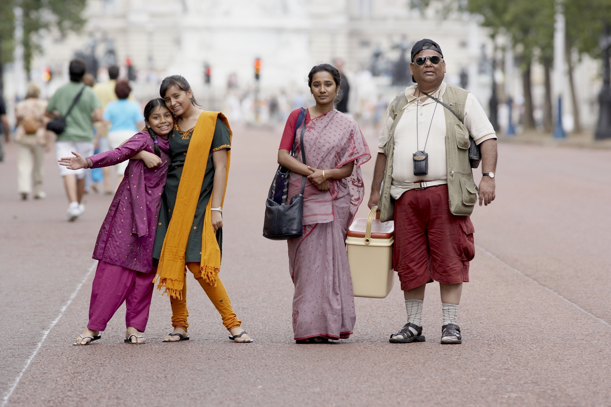 Still of Satish Kaushik, Tannishtha Chatterjee, Naeema Begum and Lana Rahman in Brick Lane (2007)