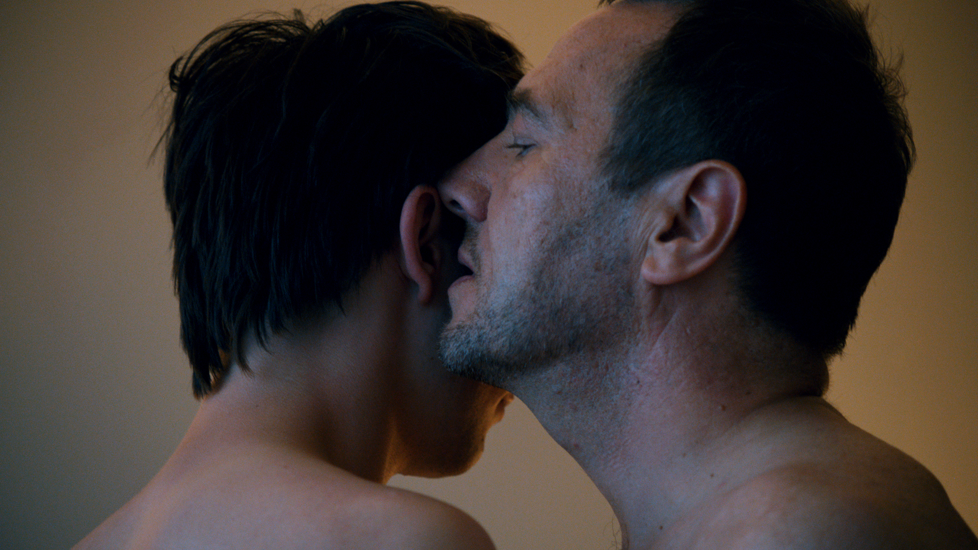 Still of Olivier Rabourdin and Kirill Emelyanov in Vaikinai is rytu (2013)