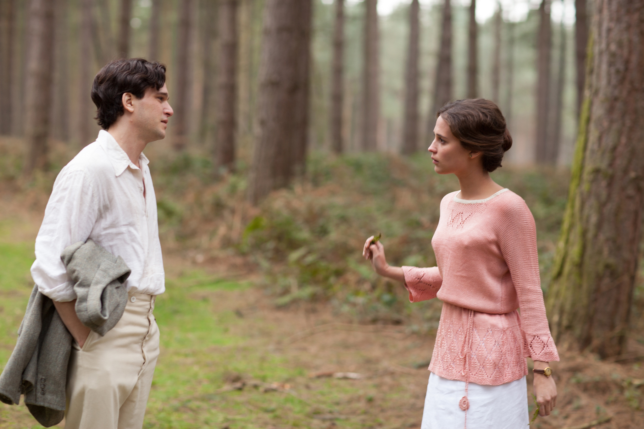 Still of Alicia Vikander and Kit Harington in Jaunystes pazadas (2014)