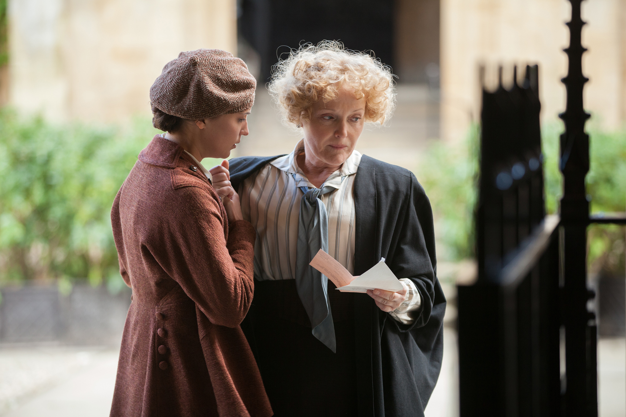 Still of Miranda Richardson and Alicia Vikander in Jaunystes pazadas (2014)