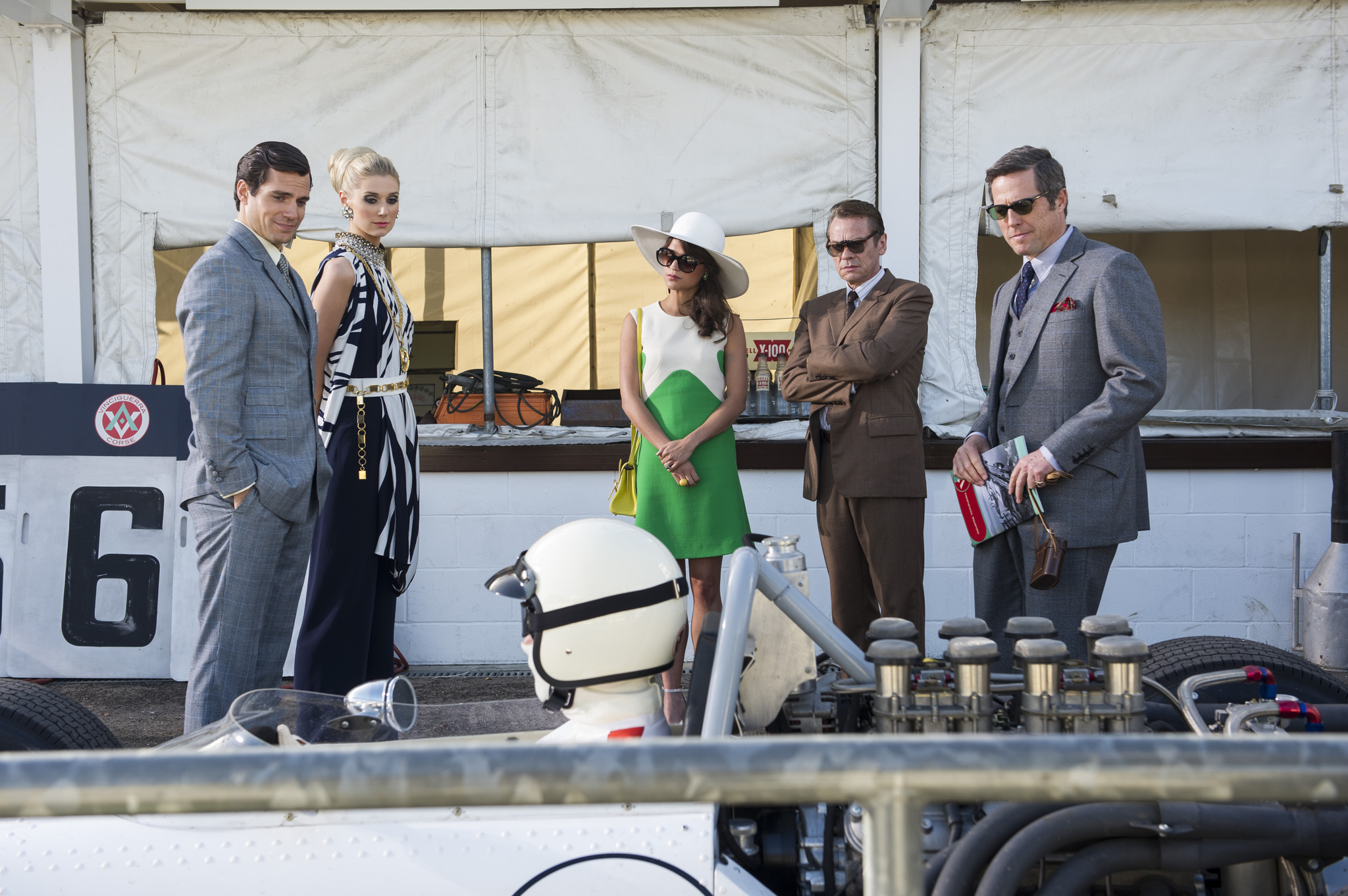 Still of Hugh Grant, Henry Cavill, Armie Hammer and Alicia Vikander in Snipas is U.N.C.L.E. (2015)