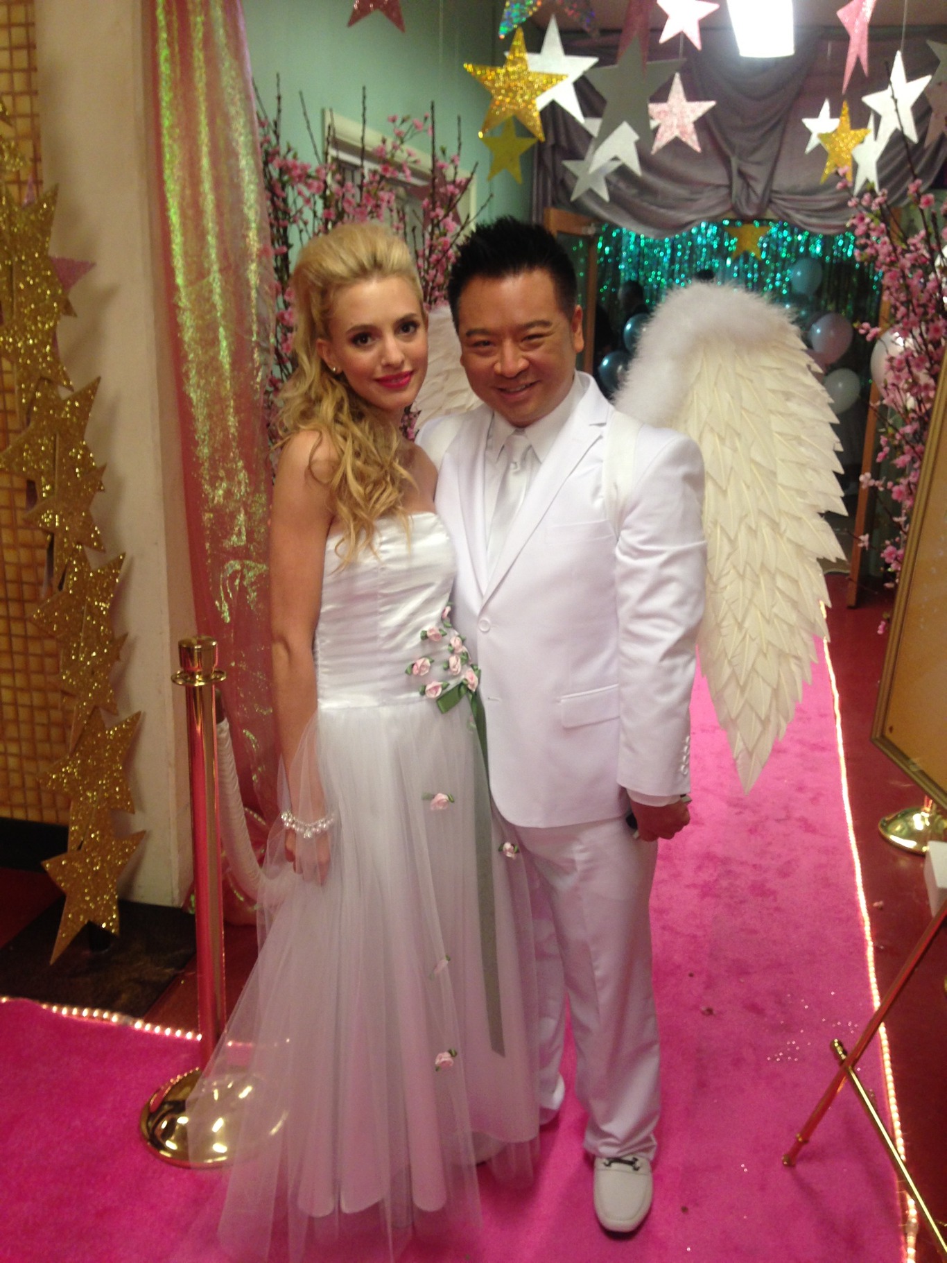 Lilly Roberson and Rex Lee on the set of Suburgatory.