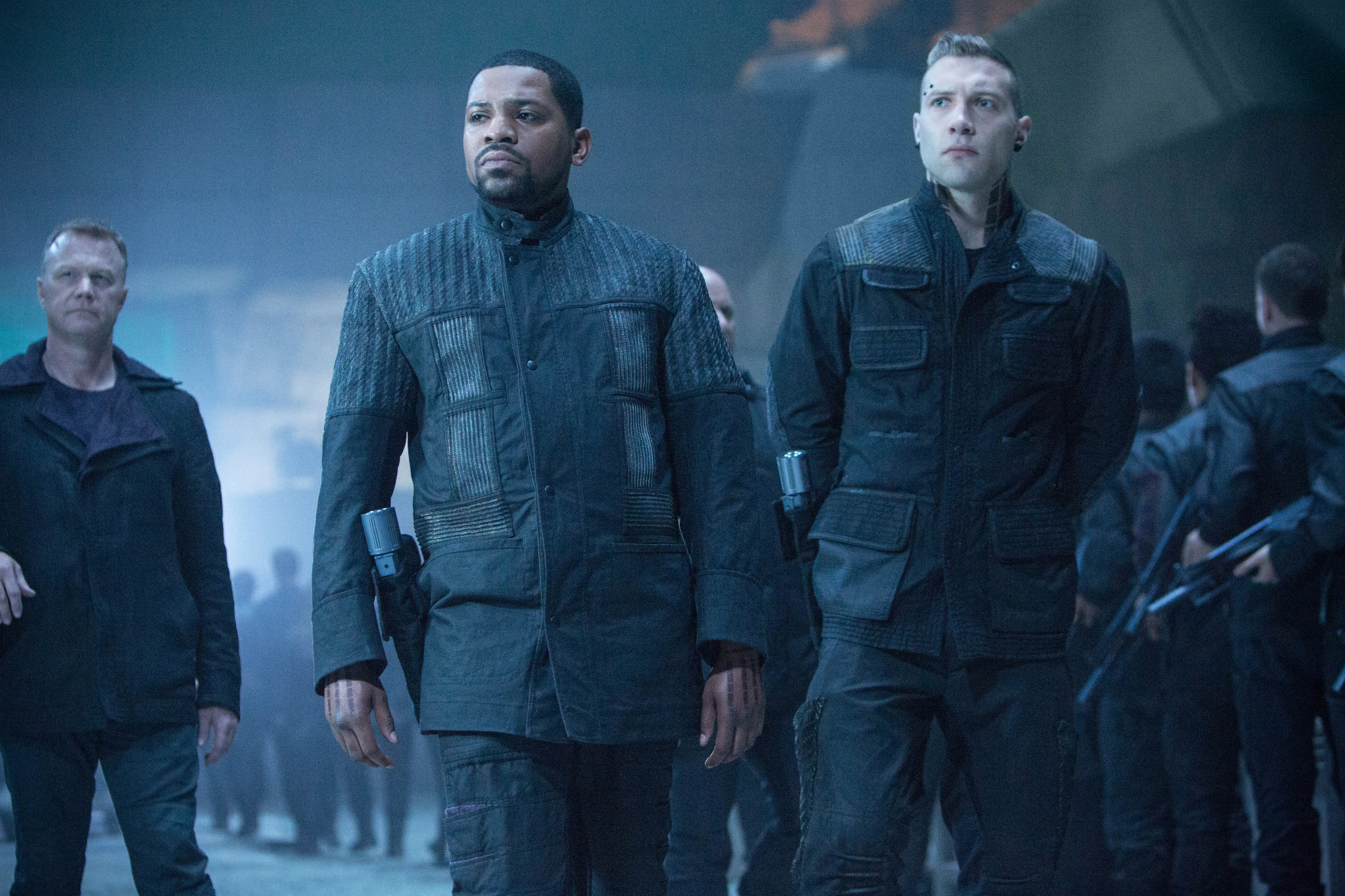 Still of Mekhi Phifer and Jai Courtney in Divergente (2014)