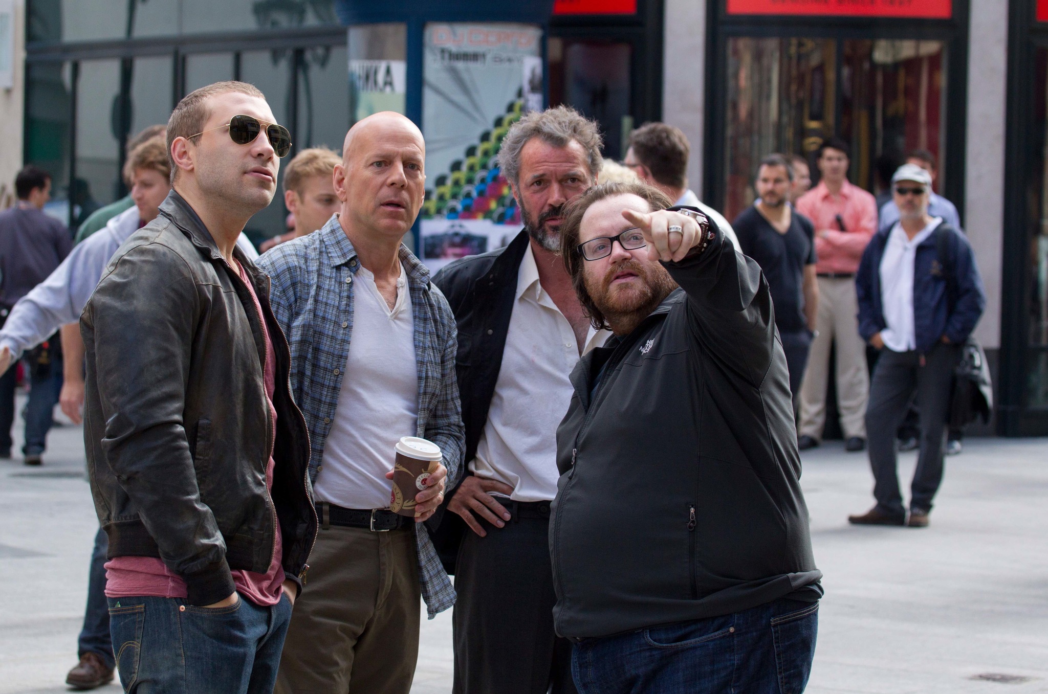 Still of Bruce Willis, Sebastian Koch, John Moore and Jai Courtney in Kietas riesutelis. Puiki diena mirti (2013)