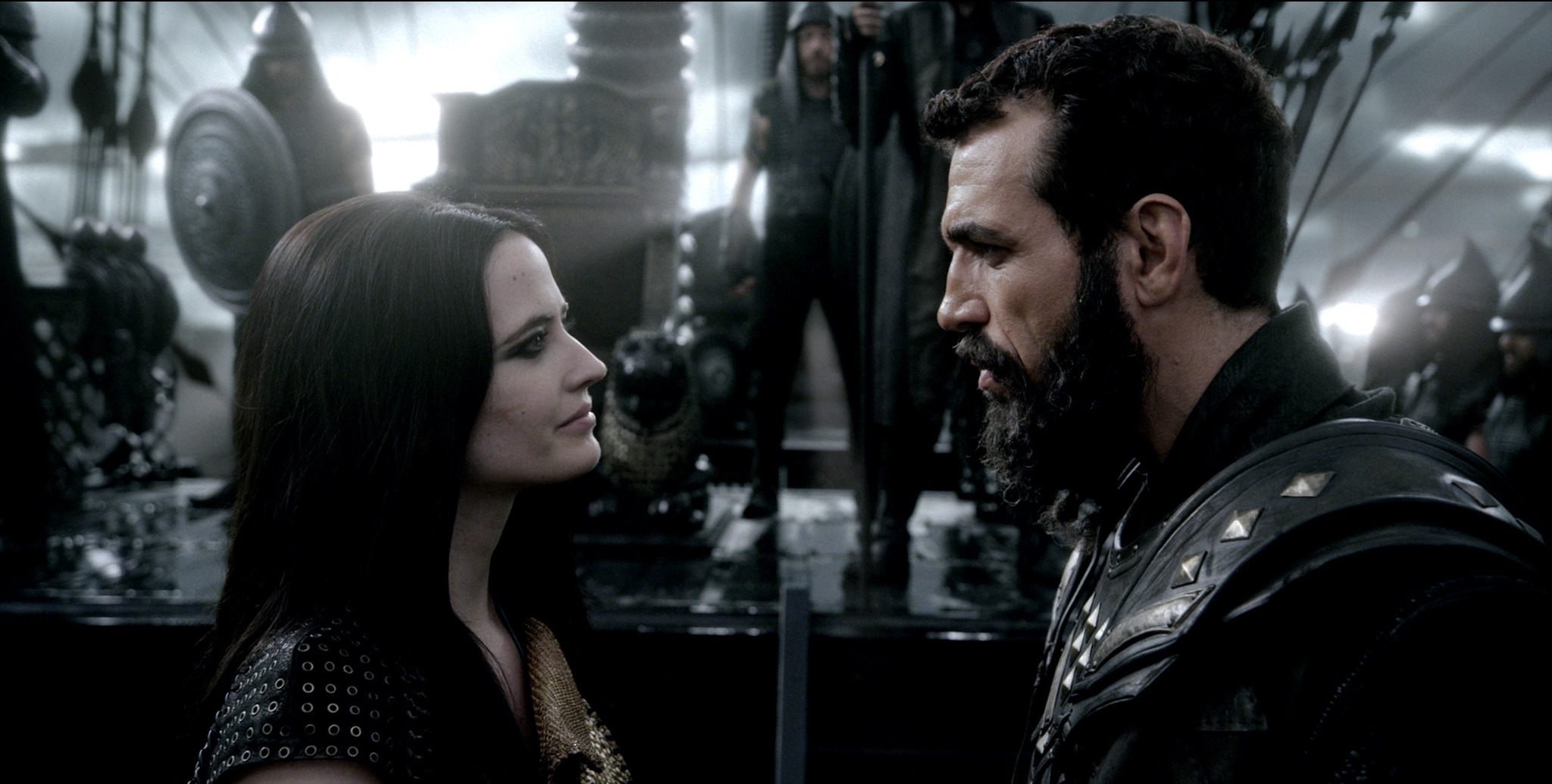 Still of Eva Green and Christopher Sciueref in 300: Imperijos gimimas (2014)