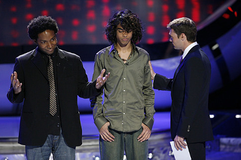 Still of Ryan Seacrest and Sanjaya Malakar in American Idol: The Search for a Superstar (2002)