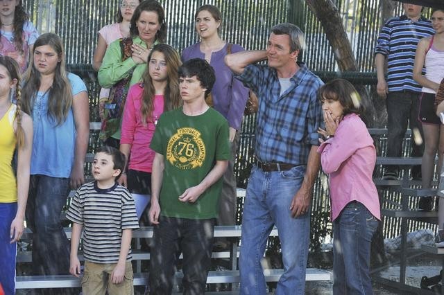 Still of Patricia Heaton, Neil Flynn, Charlie McDermott and Atticus Shaffer in The Middle (2009)