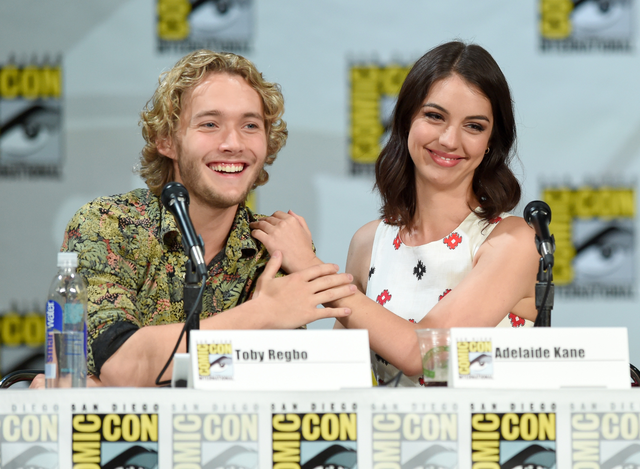 Toby Regbo and Adelaide Kane at event of Reign (2013)