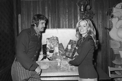 Farrah Fawcett and Lee Majors at her birthday party 02-02-1971