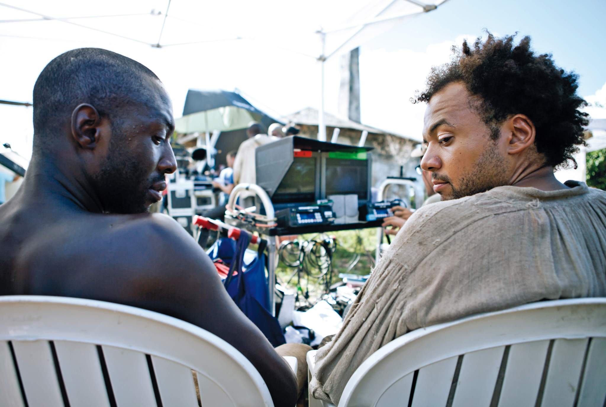 Still of Fabrice Eboué and Thomas N'Gijol in Case départ (2011)