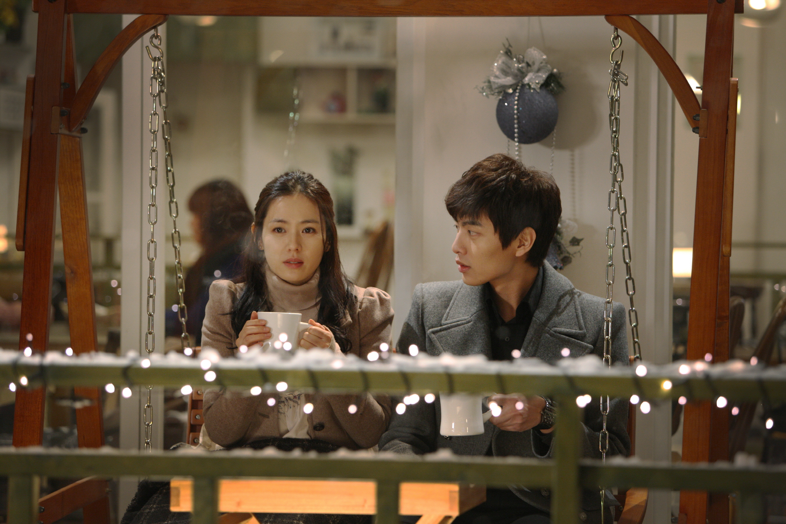 Still of Ye-jin Son and Min-ki Lee in O-ssak-han yeon-ae (2011)