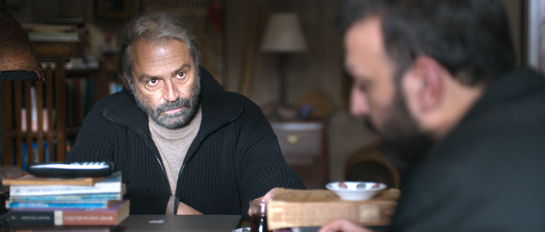 Still of Haluk Bilginer and Serhat Mustafa Kiliç in Kis uykusu (2014)