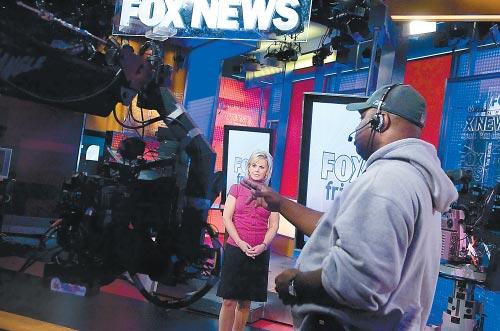 Stage Manager Joel Fulton cueing Fox and Friends co-anchor Gretchen Carlson.