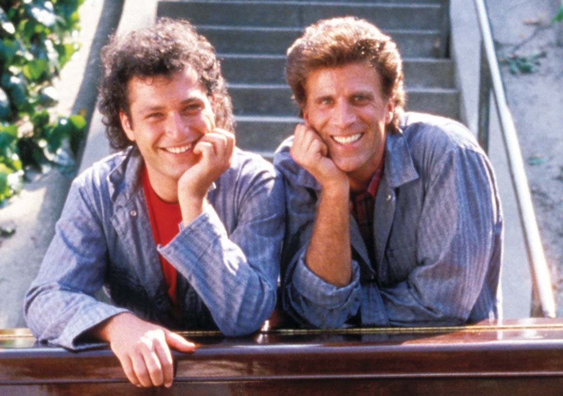 Still of Ted Danson and Howie Mandel in A Fine Mess (1986)