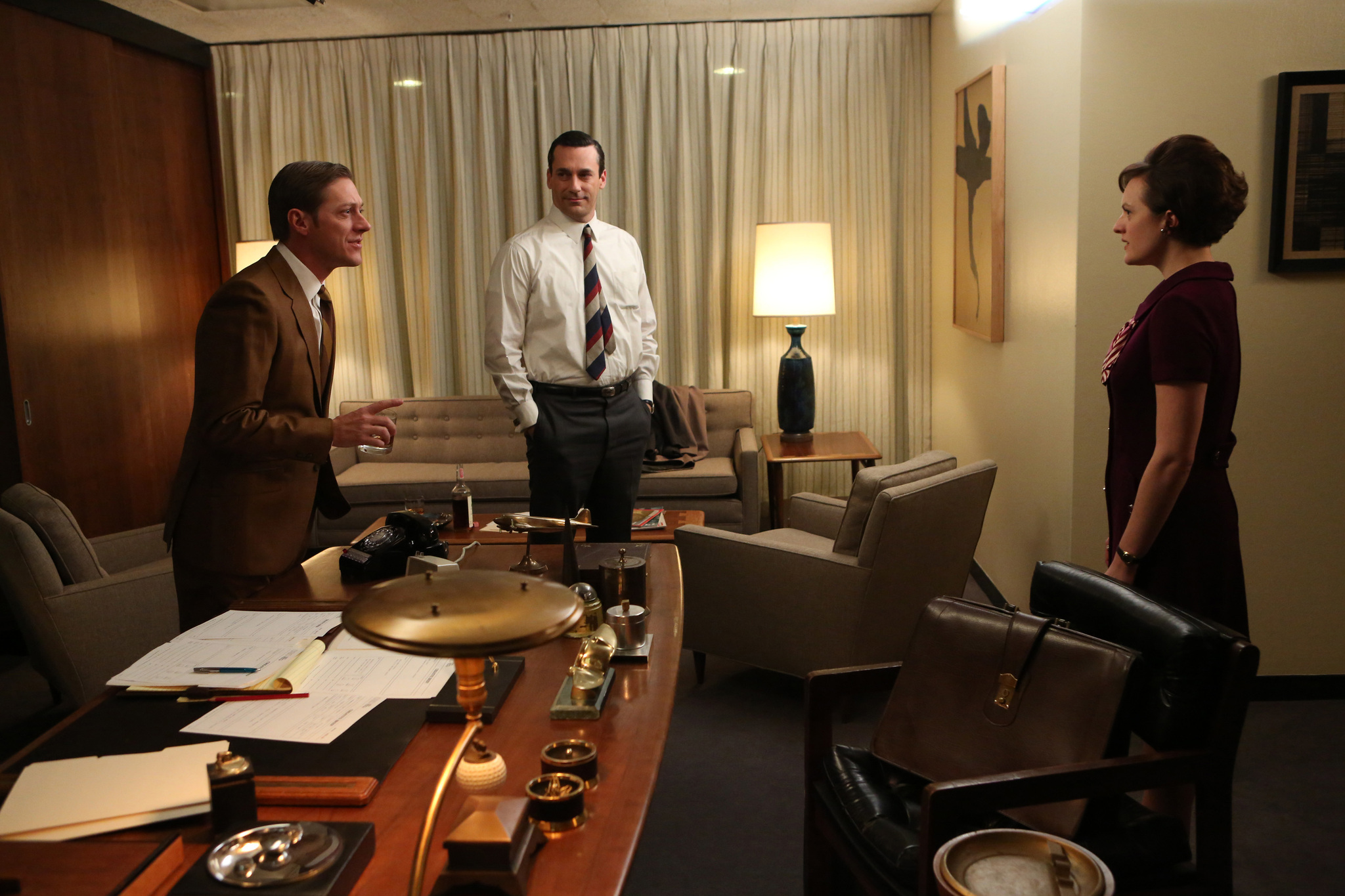 Still of Elisabeth Moss, Jon Hamm and Kevin Rahm in MAD MEN. Reklamos vilkai (2007)