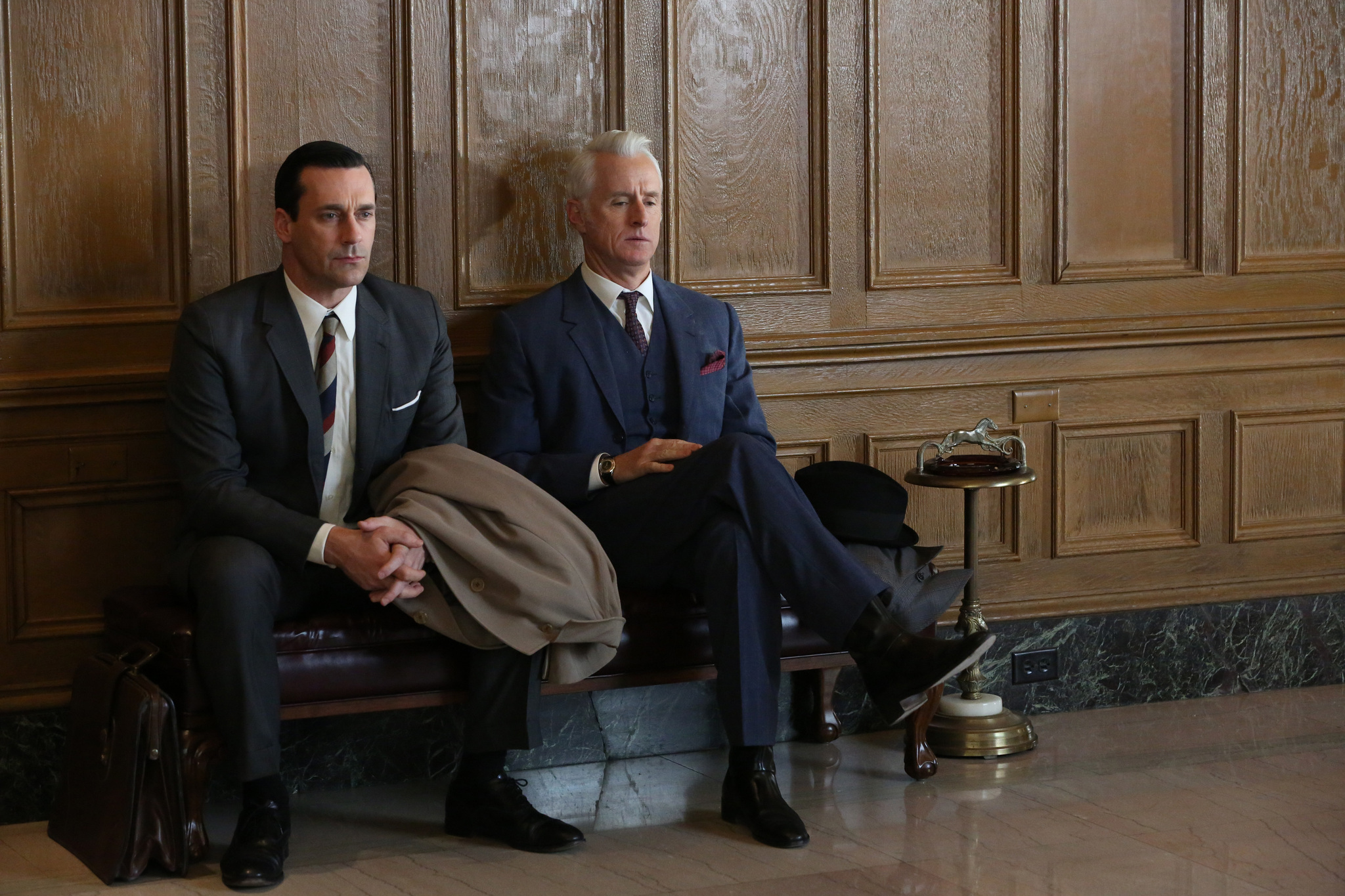 Still of Jon Hamm and John Slattery in MAD MEN. Reklamos vilkai (2007)