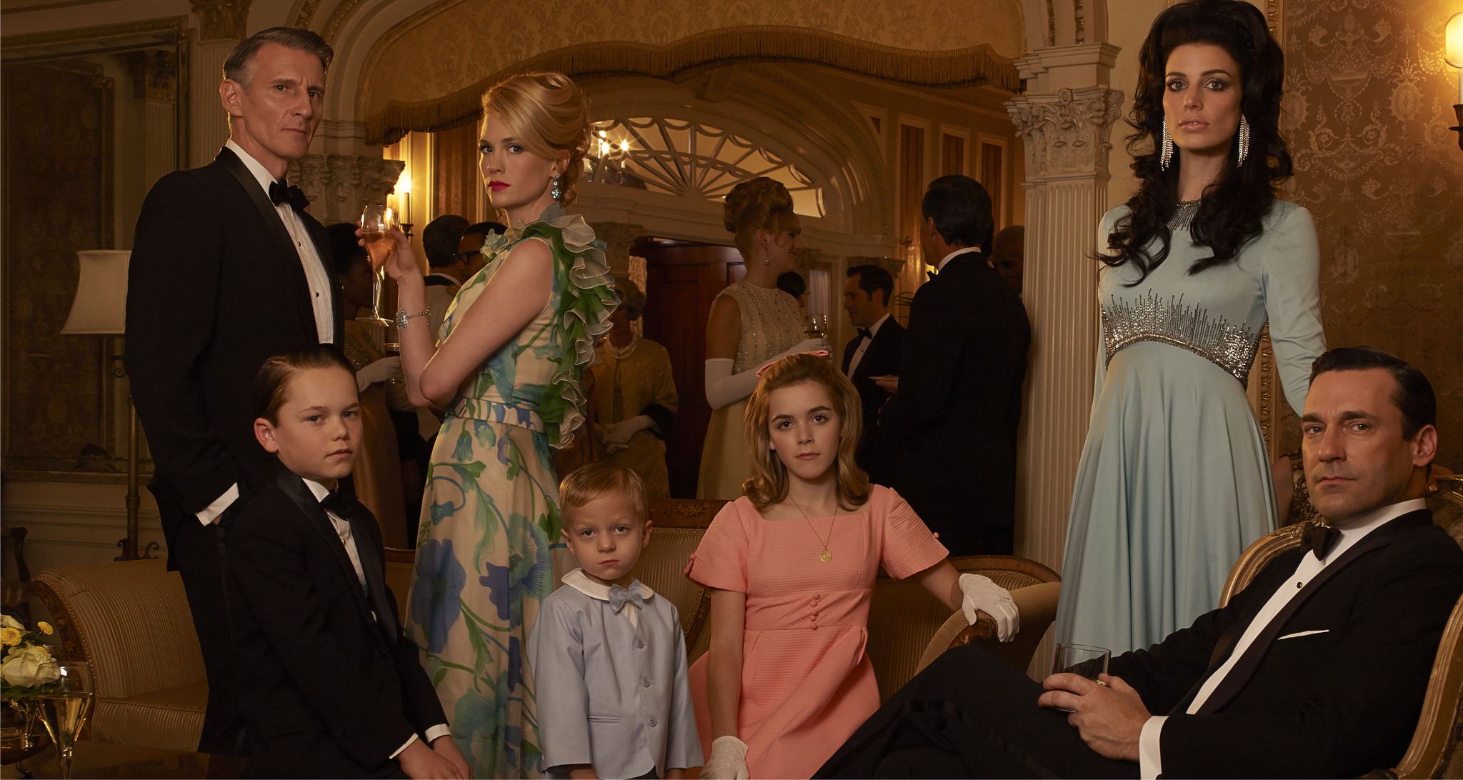 Still of January Jones, Jon Hamm, Jessica Paré, Christopher Stanley, Kiernan Shipka, Mason Vale Cotton and Evan Londo in MAD MEN. Reklamos vilkai (2007)