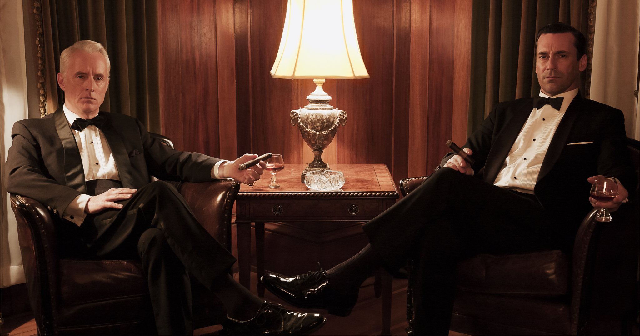 Still of Jon Hamm and John Slattery in MAD MEN. Reklamos vilkai (2007)