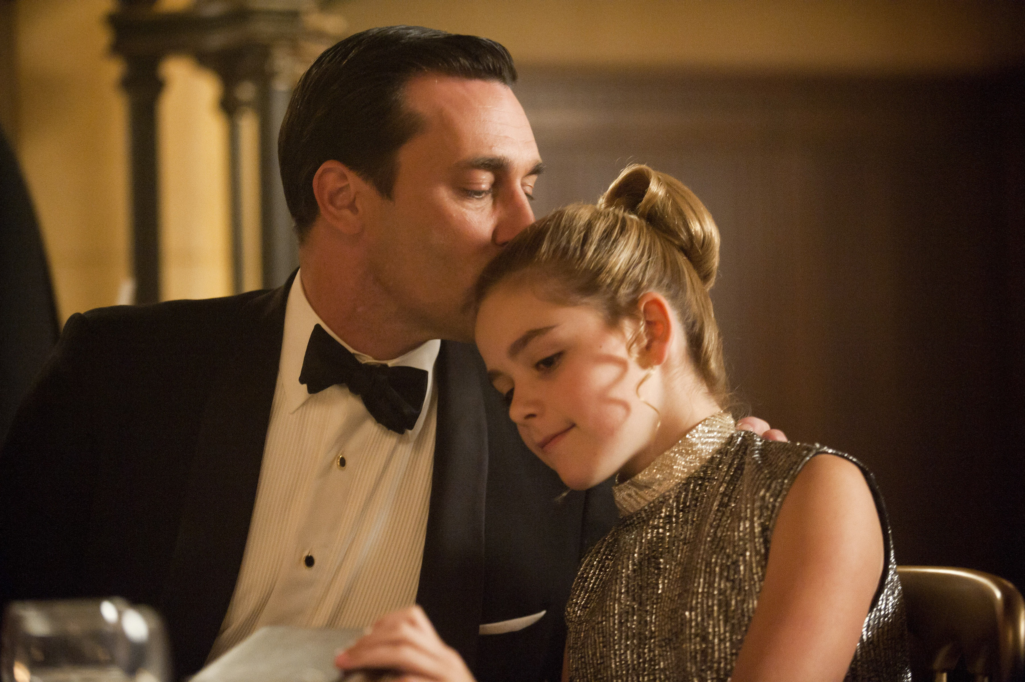 Still of Jon Hamm and Kiernan Shipka in MAD MEN. Reklamos vilkai (2007)