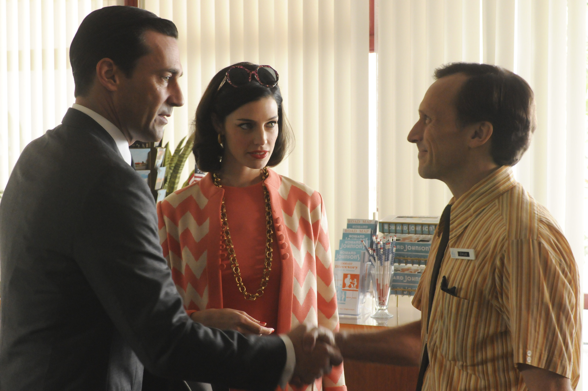 Still of Jon Hamm and Jessica Paré in MAD MEN. Reklamos vilkai (2007)