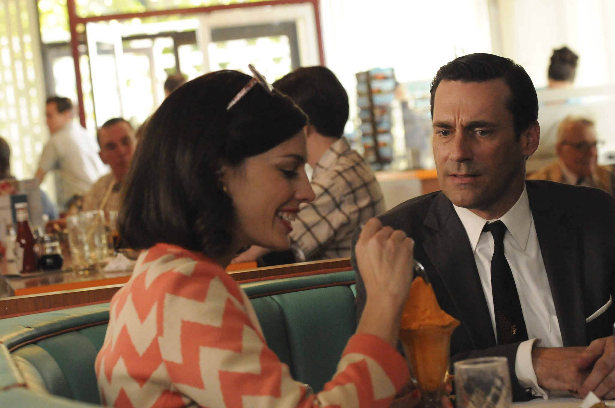 Still of Jon Hamm and Jessica Paré in MAD MEN. Reklamos vilkai (2007)