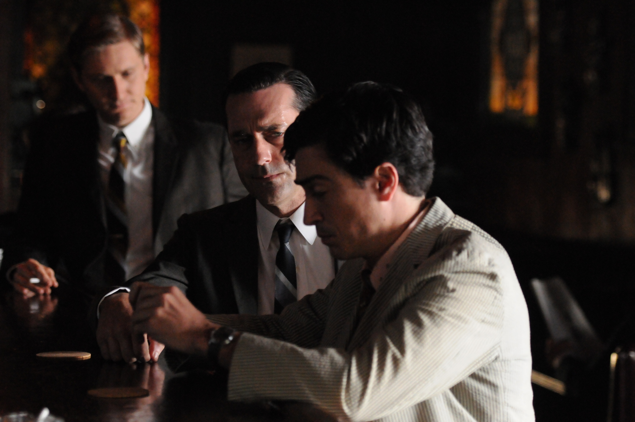 Still of Jon Hamm, Ben Feldman and Aaron Staton in MAD MEN. Reklamos vilkai (2007)