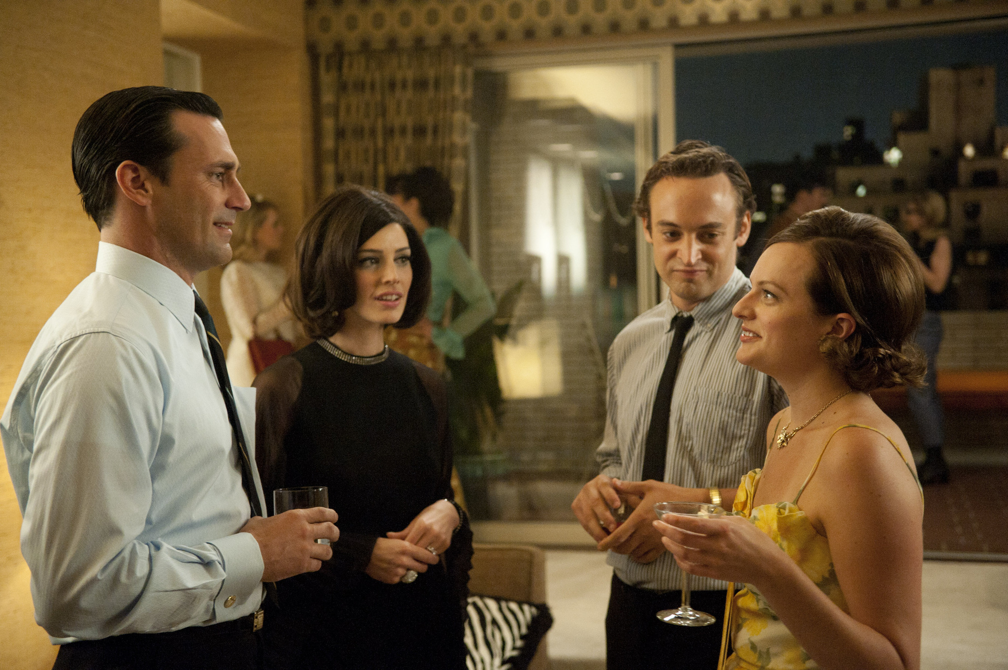 Still of Elisabeth Moss, Jon Hamm, Charlie Hofheimer and Jessica Paré in MAD MEN. Reklamos vilkai (2007)