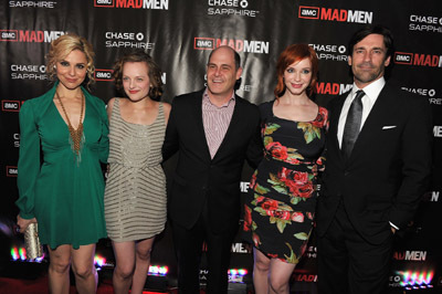 Elisabeth Moss, Cara Buono, Jon Hamm, Christina Hendricks and Matthew Weiner at event of MAD MEN. Reklamos vilkai (2007)