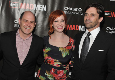 Jon Hamm, Christina Hendricks and Matthew Weiner at event of MAD MEN. Reklamos vilkai (2007)