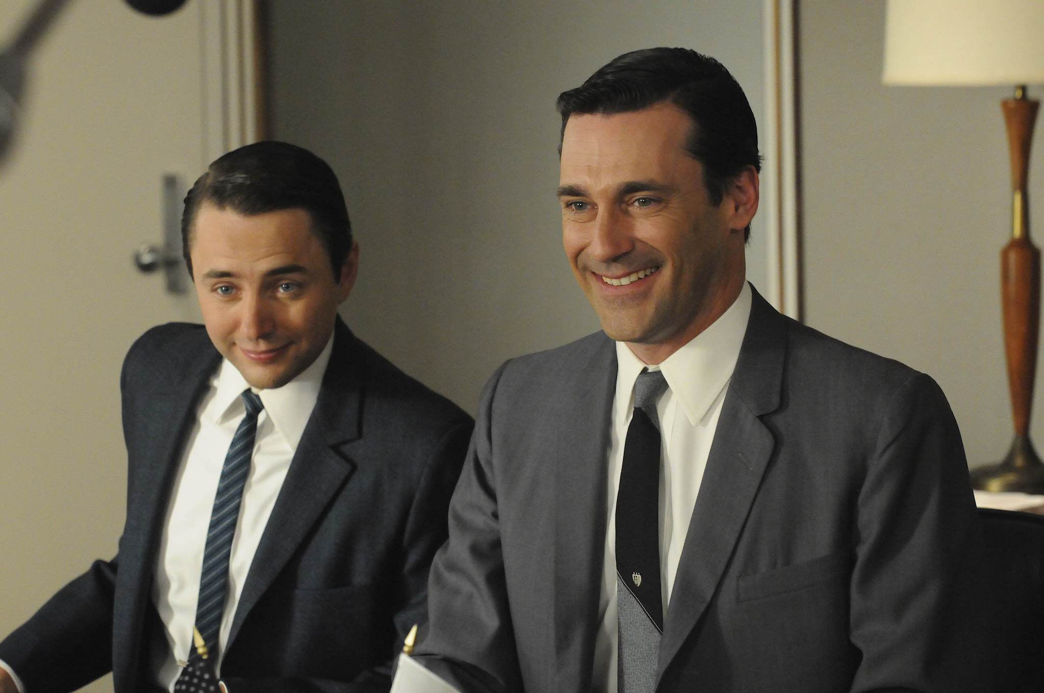 Still of Jon Hamm and Vincent Kartheiser in MAD MEN. Reklamos vilkai (2007)