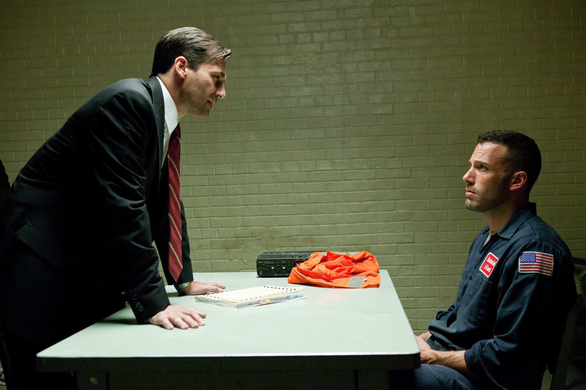 Still of Ben Affleck and Jon Hamm in Miestas (2010)