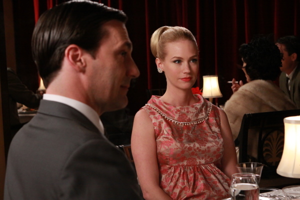 Still of January Jones and Jon Hamm in MAD MEN. Reklamos vilkai (2007)