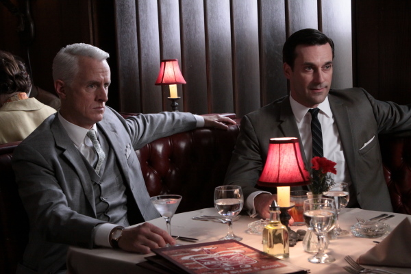 Still of Jon Hamm and John Slattery in MAD MEN. Reklamos vilkai (2007)