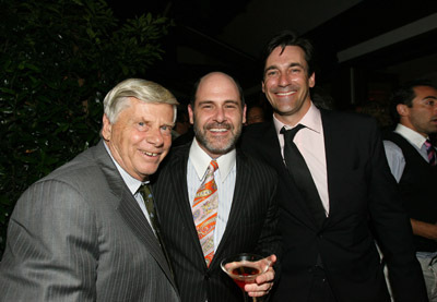 Jon Hamm, Robert Morse and Matthew Weiner at event of MAD MEN. Reklamos vilkai (2007)