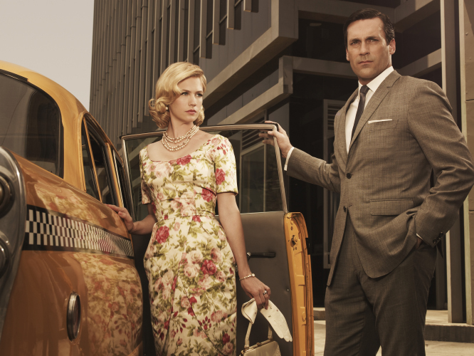 Still of January Jones and Jon Hamm in MAD MEN. Reklamos vilkai (2007)