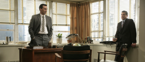 Still of Bryan Batt and Jon Hamm in MAD MEN. Reklamos vilkai (2007)