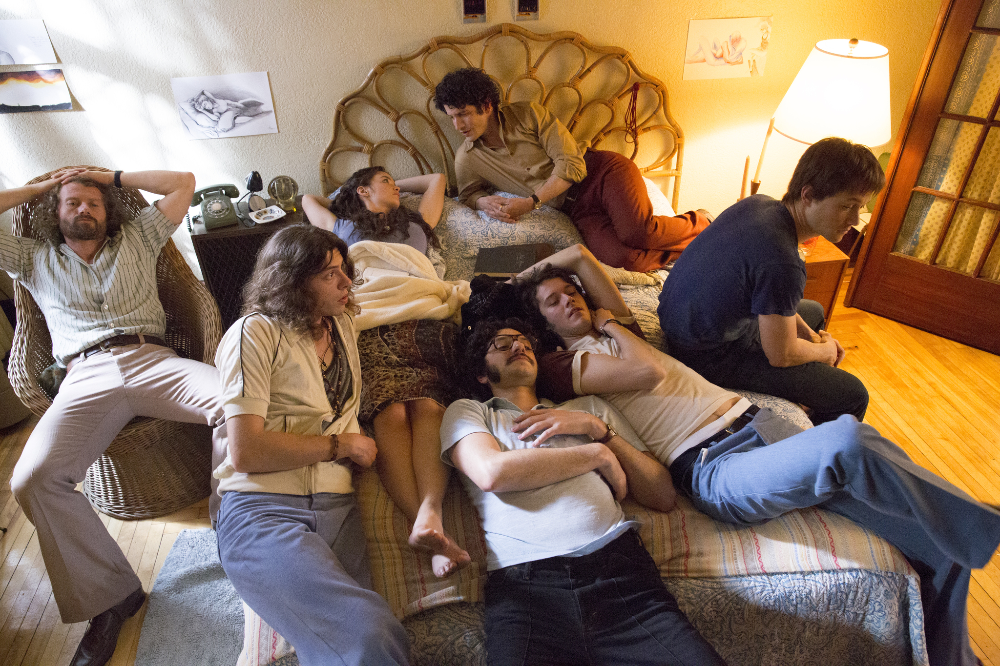 Still of James Badge Dale, Joseph Gordon-Levitt, Ben Schwartz, Joseph Gordon, Charlotte Le Bon and Benedict Samuel in Pasivaiksciojimas (2015)