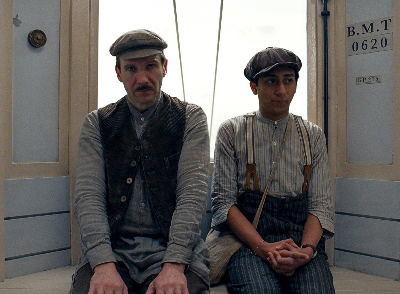 Still of Ralph Fiennes and Tony Revolori in Viesbutis Didysis Budapestas (2014)