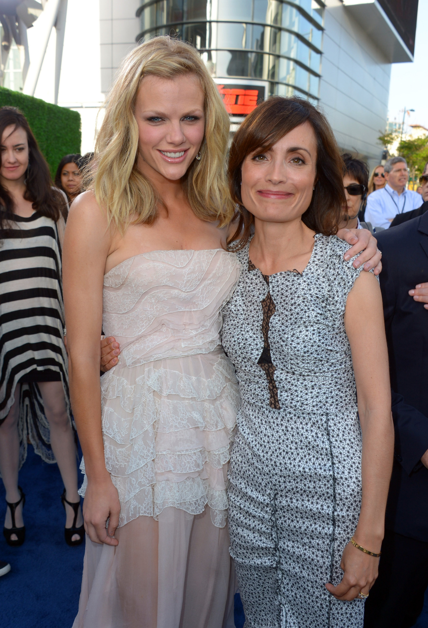 Brooklyn Decker and Sarah Aubrey at event of Laivu musis (2012)