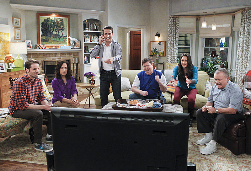 Still of Jack McGee, Joey McIntyre, Laurie Metcalf, Jimmy Dunn, Kelen Coleman and Tyler Ritter in The McCarthys (2014)